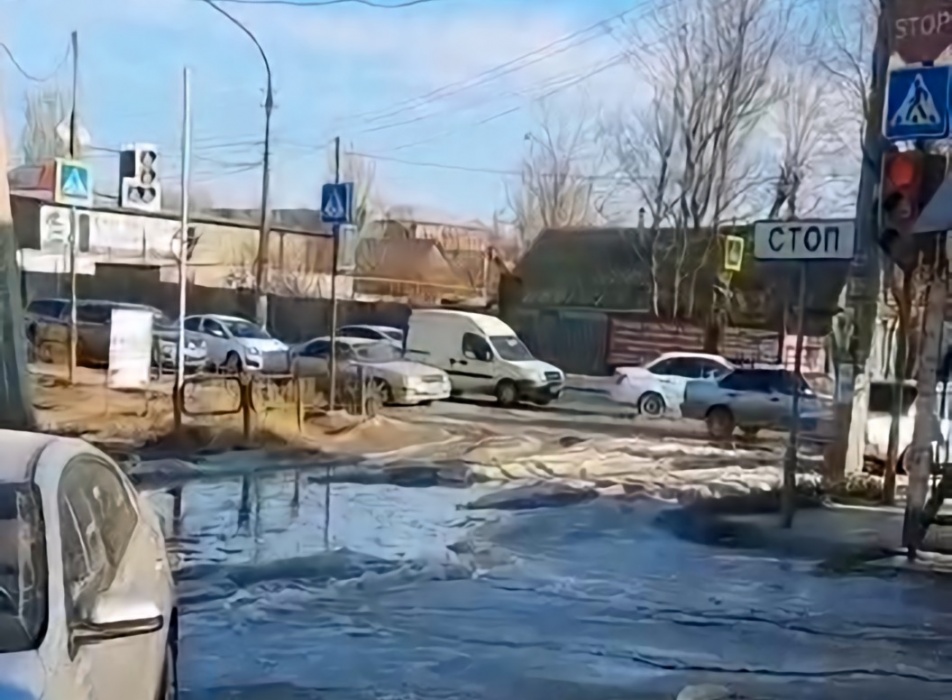 Кортеж астраханского губернатора застрял на льду