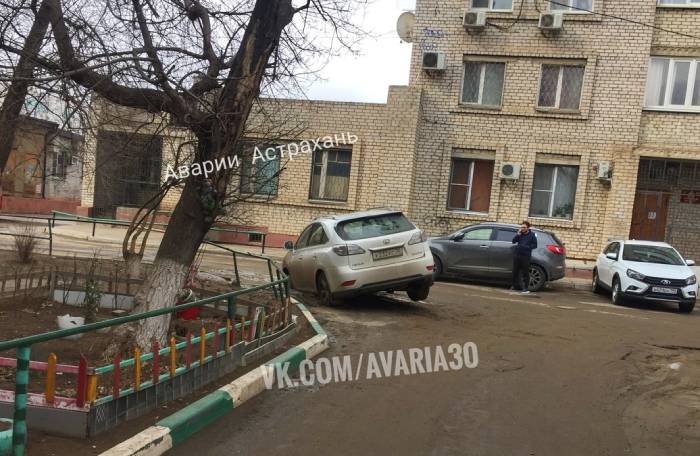 Это провал: ещё одна машина в Астрахани ушла под землю