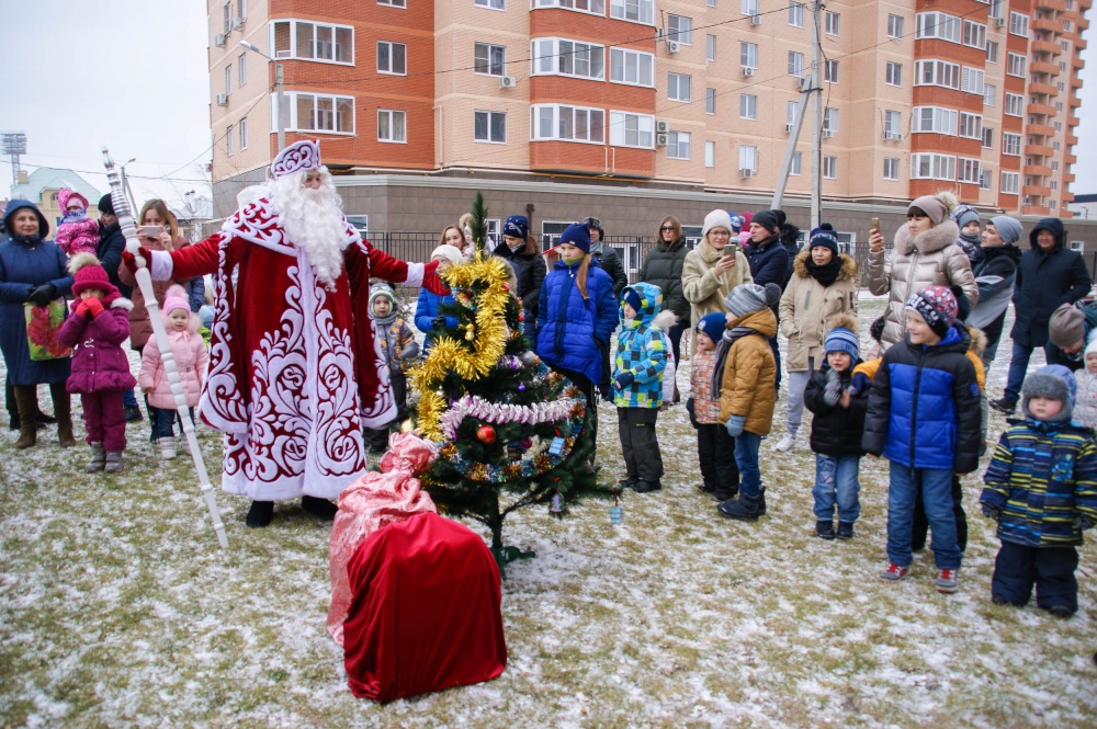 Астраханец устроил детский утренник прямо во дворе многоэтажки
