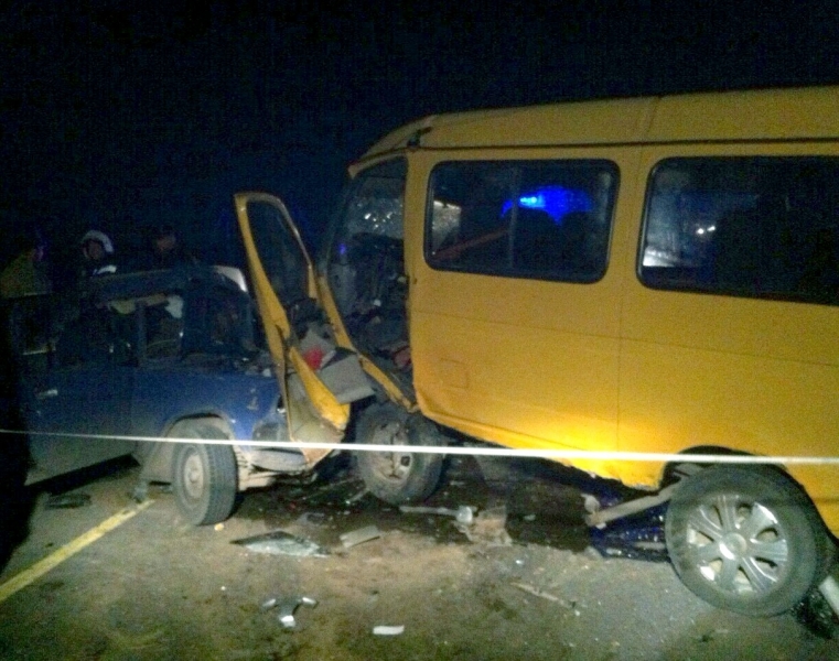 В Астраханской области столкнулись маршрутка и легковушка: погибло три человека