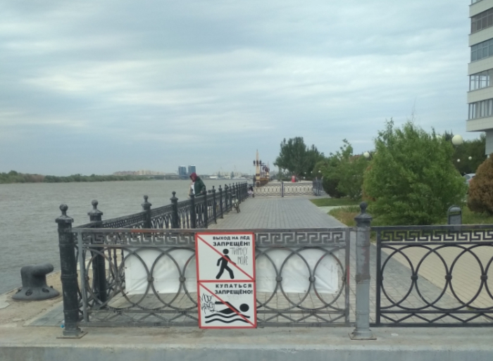 В Астрахани обновили запрещающие купаться таблички﻿