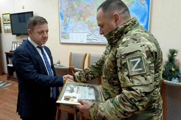 Астраханского министра наградили медалью за помощь бойцам СВО