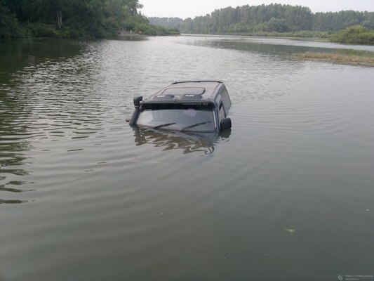 В Астраханской области автомобиль опрокинулся в воду: два человека погибли