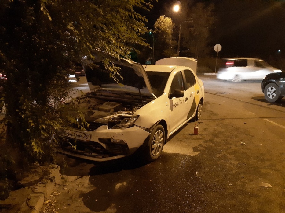 В Астрахани произошла авария с участием четырёх машин, в том числе такси