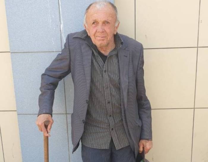 Астраханский бездомный, у которого отобрали российский паспорт на Украине, просит милостыню на Больших Исадах