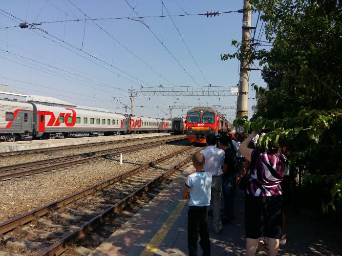 Астраханские школьники до конца лета смогут ездить на пригородных поездах за полцены
