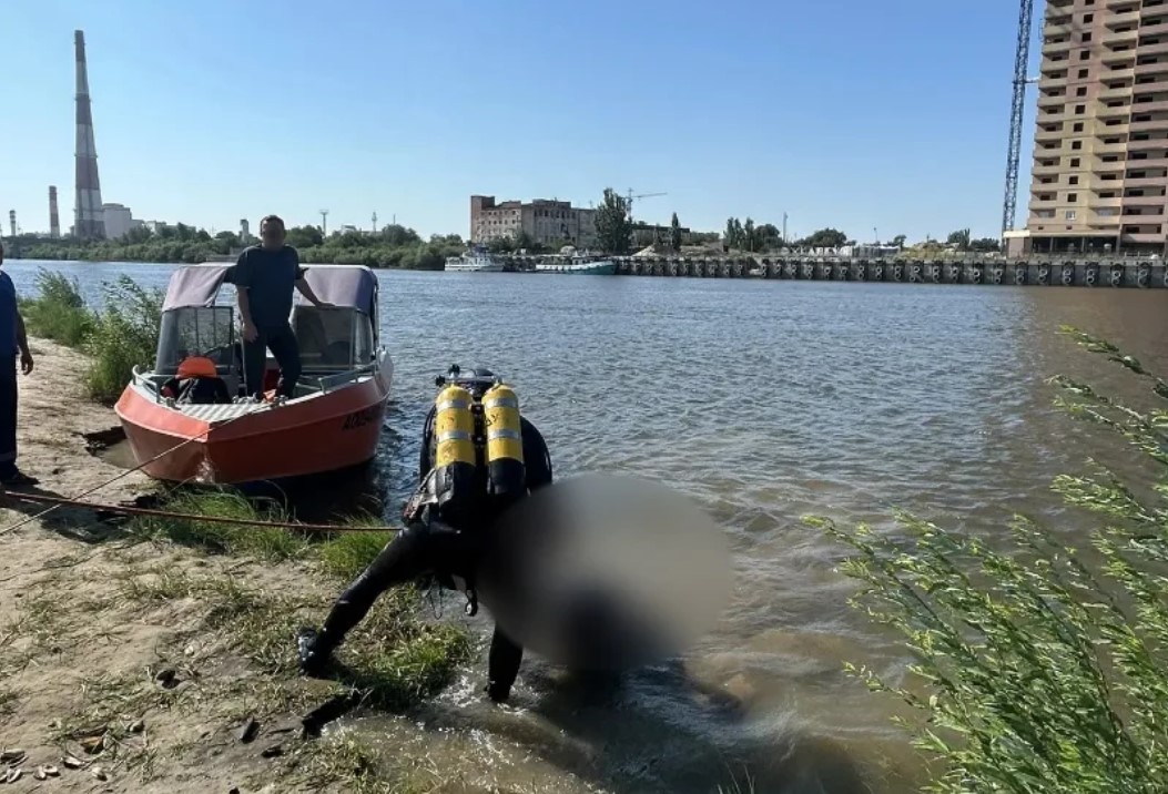 Астраханские водолазы извлекли из Прямой Болды тело утонувшего мужчины