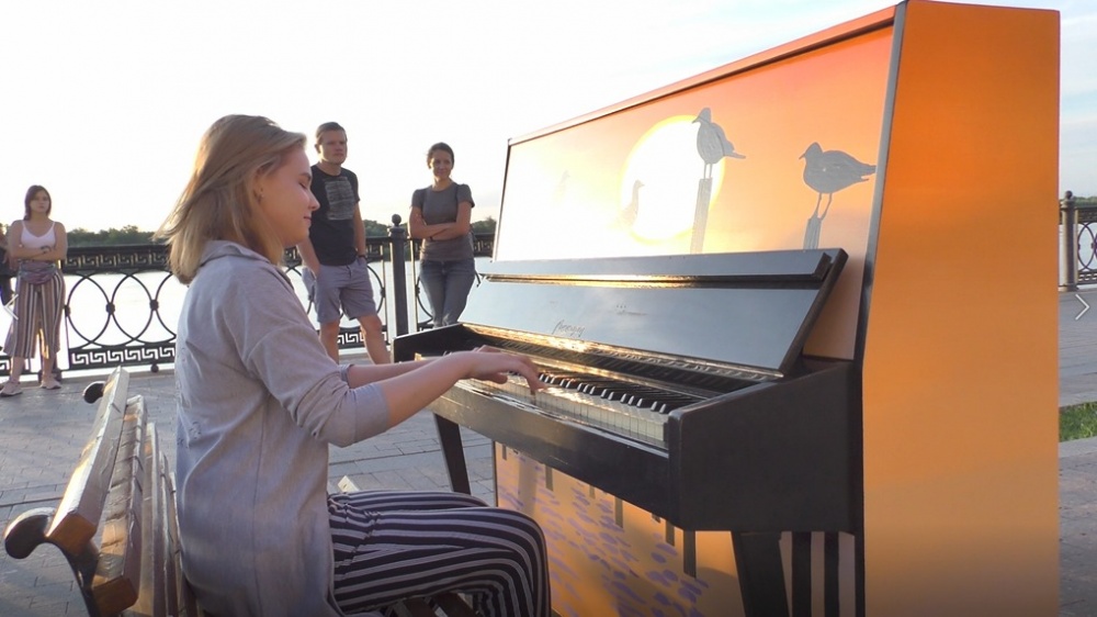 Играют все. В Астрахани пианино поставили прямо на улице