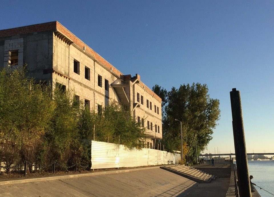 «Реконструированный» корабль на Комсомольской Набережной продается