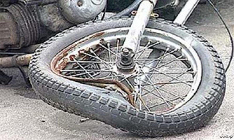 Под Астраханью водитель мотоцикла съехал с дороги и опрокинулся