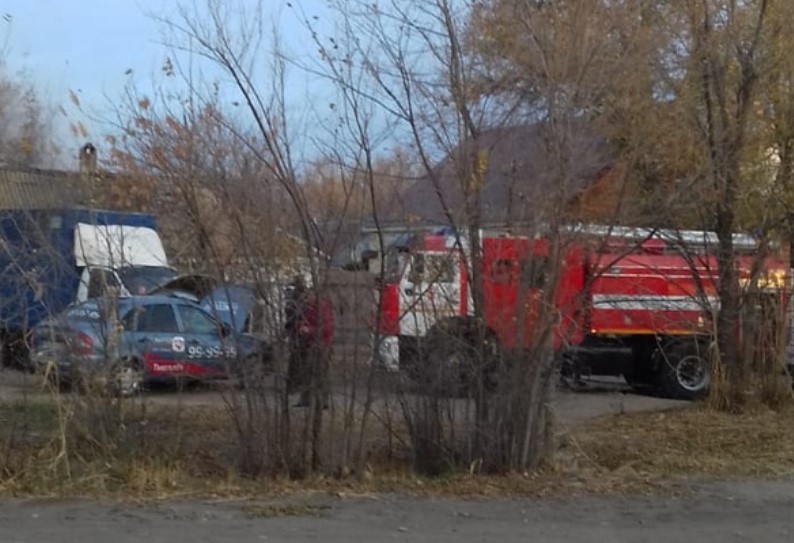 На трусовской стороне Астрахани горит дом, работают пожарные