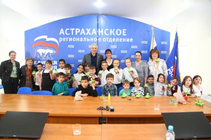 В рамках марафона «Наша Победа» депутат Госдумы Леонид Огуль принял участие в мастер-классе для детей по изготовлению военной техники
