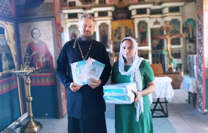На юге Астраханской области храм подарил двум школам учебники по православной культуре