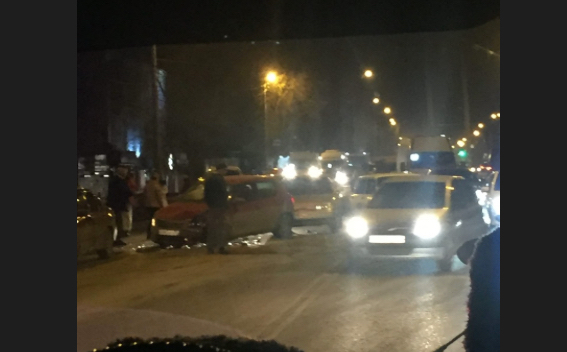 В Астрахани произошла массовая авария с участием 6 машин
