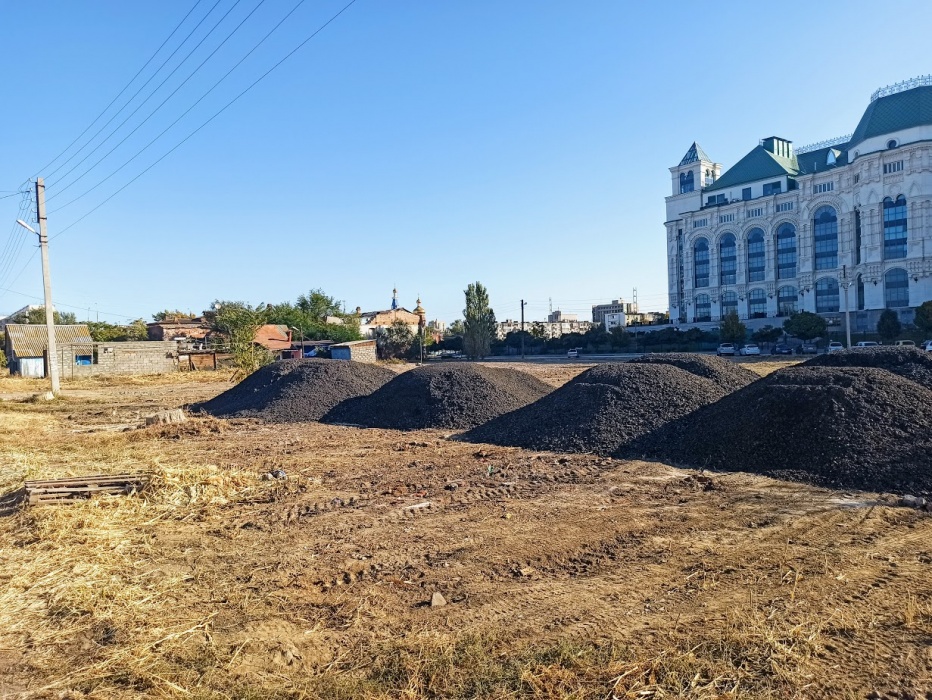На пепелище возле Астраханского театра оперы что-то собираются строить