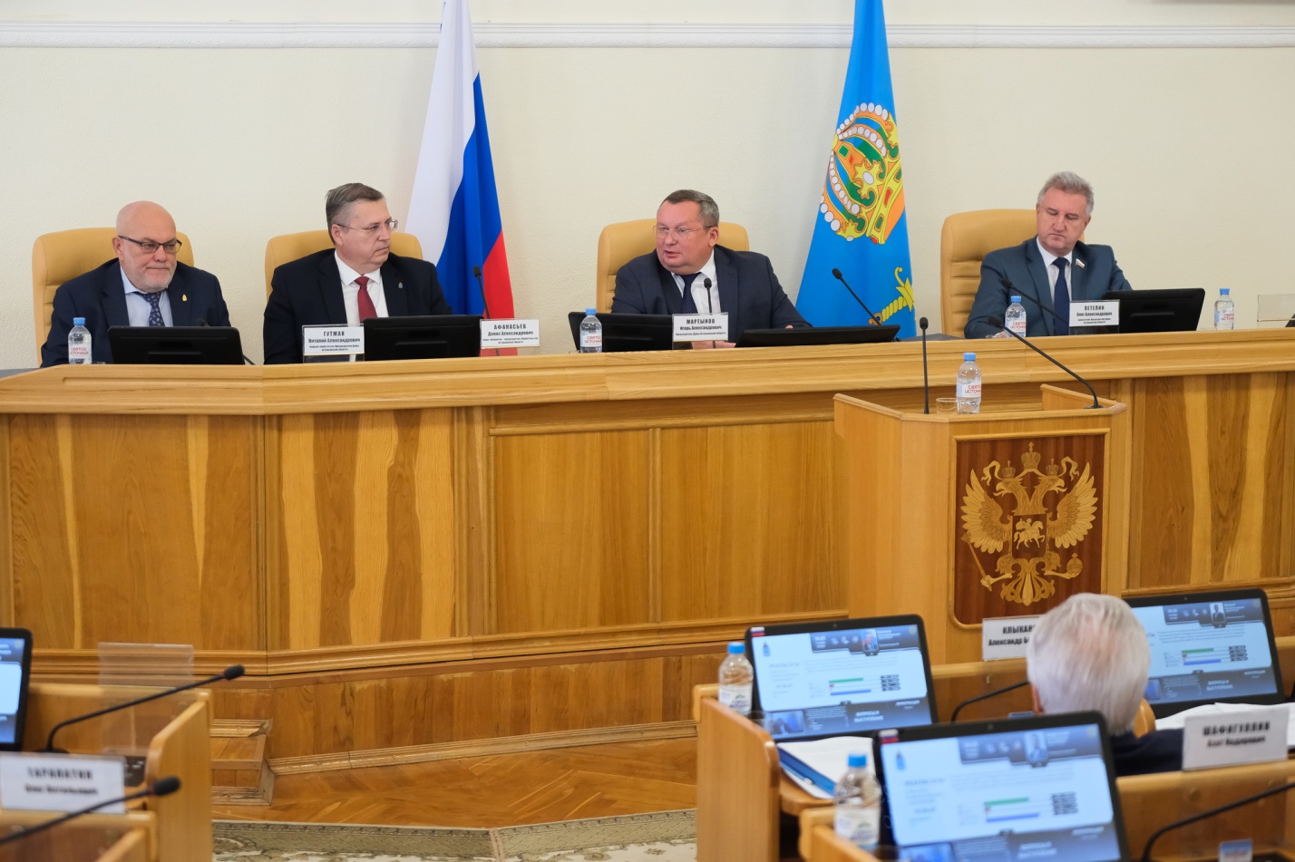 Добавили на ЖКХ и социальные расходы: бюджет Астраханской области скорректировали