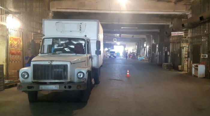 В Астрахани на рынке «Солянка» столкнулись грузовик и микроавтобус