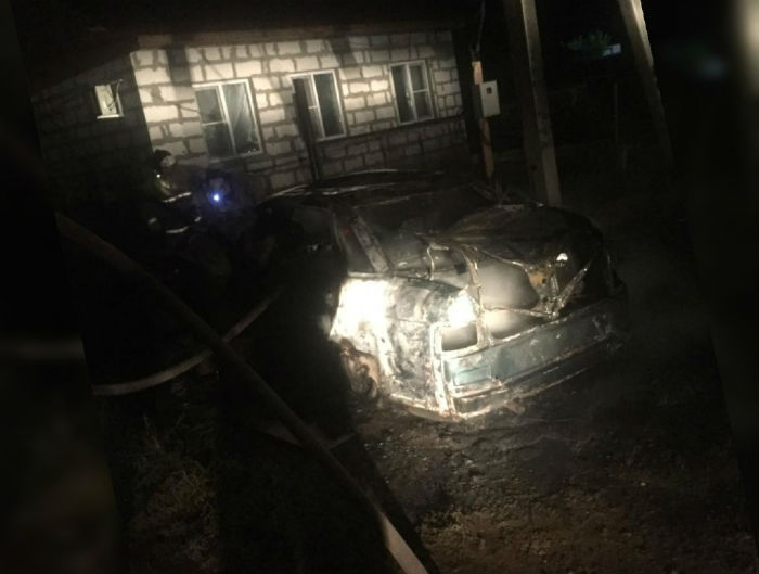 Ночью в Астрахани сгорела Лада, есть пострадавшие
