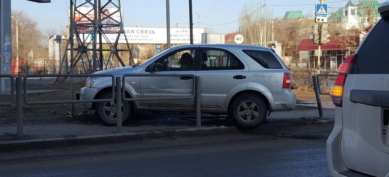 В Астрахани иномарка снесла ограждение, вылетев на тротуар