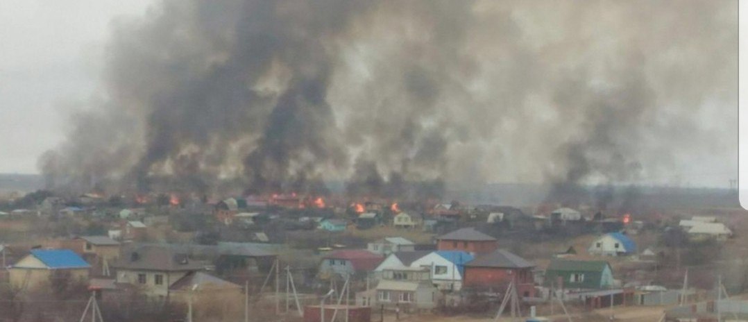 Подробности крупного пятничного пожара, забросавшего Астрахань пеплом
