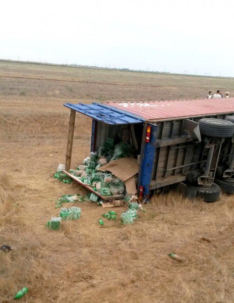 Будет и на нашей улице праздник. На астраханской трассе опрокинулся грузовик с водкой