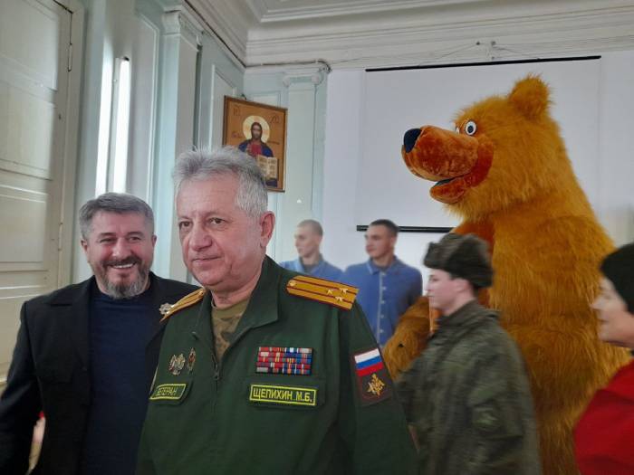 Русский медведь пришёл в астраханский военный госпиталь к раненым бойцам 