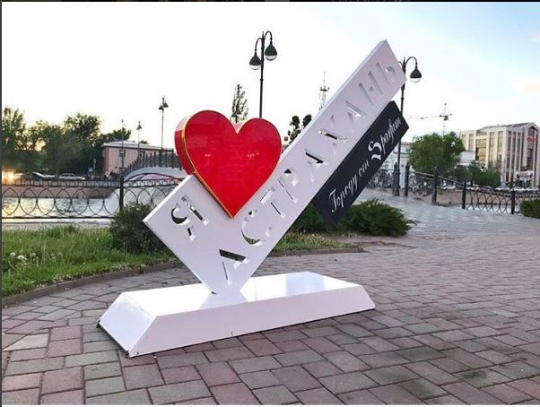 Памятный знак "Я люблю Астрахань" снова установили, но в другом месте