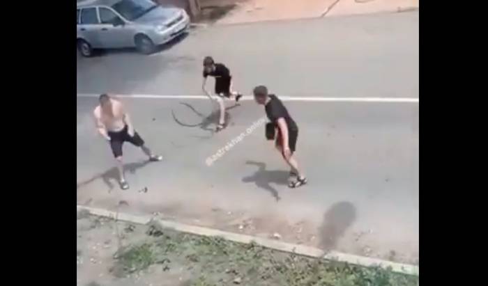 "Мортал комбат" по-астрахански: резиновый шланг с бутылкой против ножа. Видео