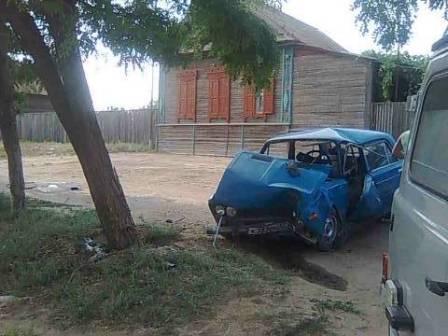 Под Астраханью легковушка врезалась в дерево