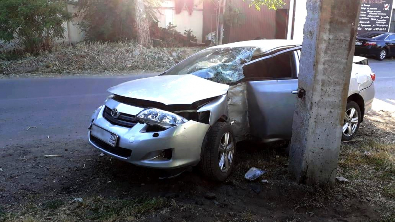 Пьяный астраханец врезался на Тойоте в теплотрассу и убил своего пассажира