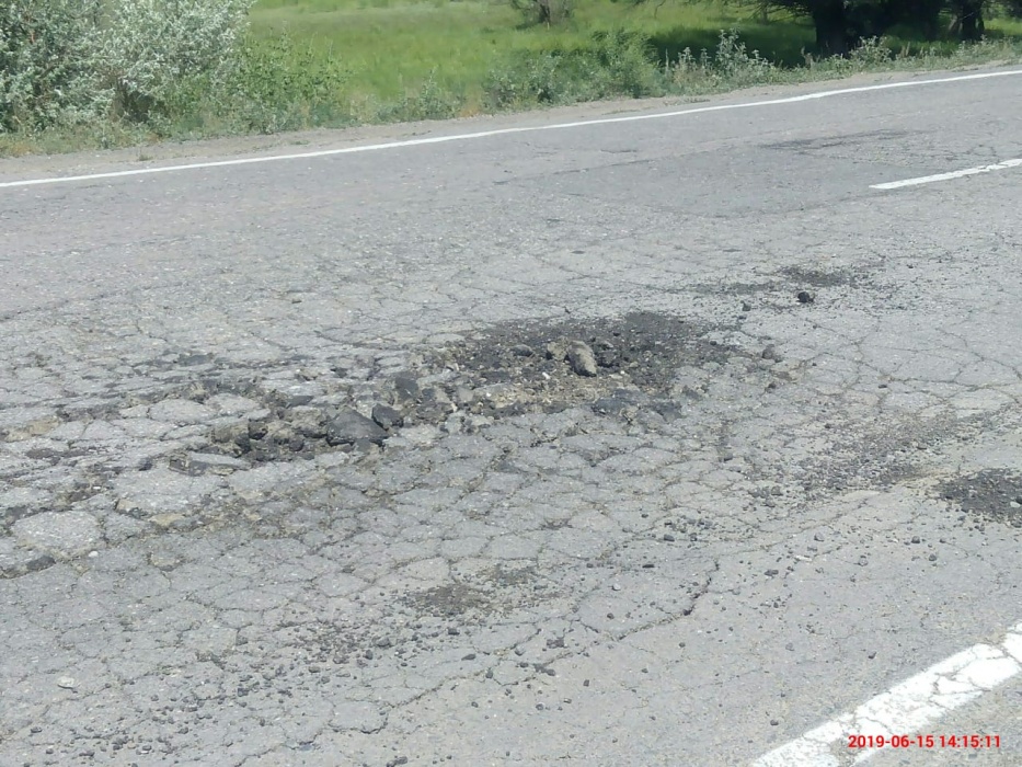 В Астрахани ямочный ремонт ведется на десятках различных дорог