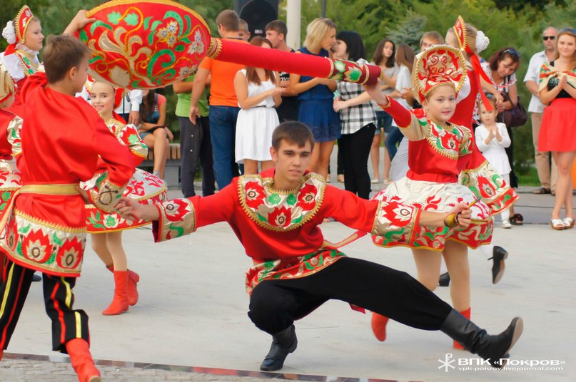 Астраханцев снова приглашают водить хороводы 