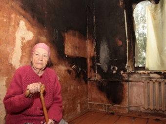 В Астрахани трое парней спасли из огня пенсионерку