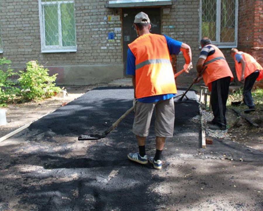 В Астрахани отремонтируют 11 дворов с учетом мнения жильцов