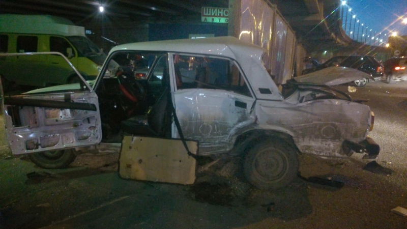 Под Новым мостом произошло ДТП с участием четырех автомобилей: один человек пострадал, один - погиб