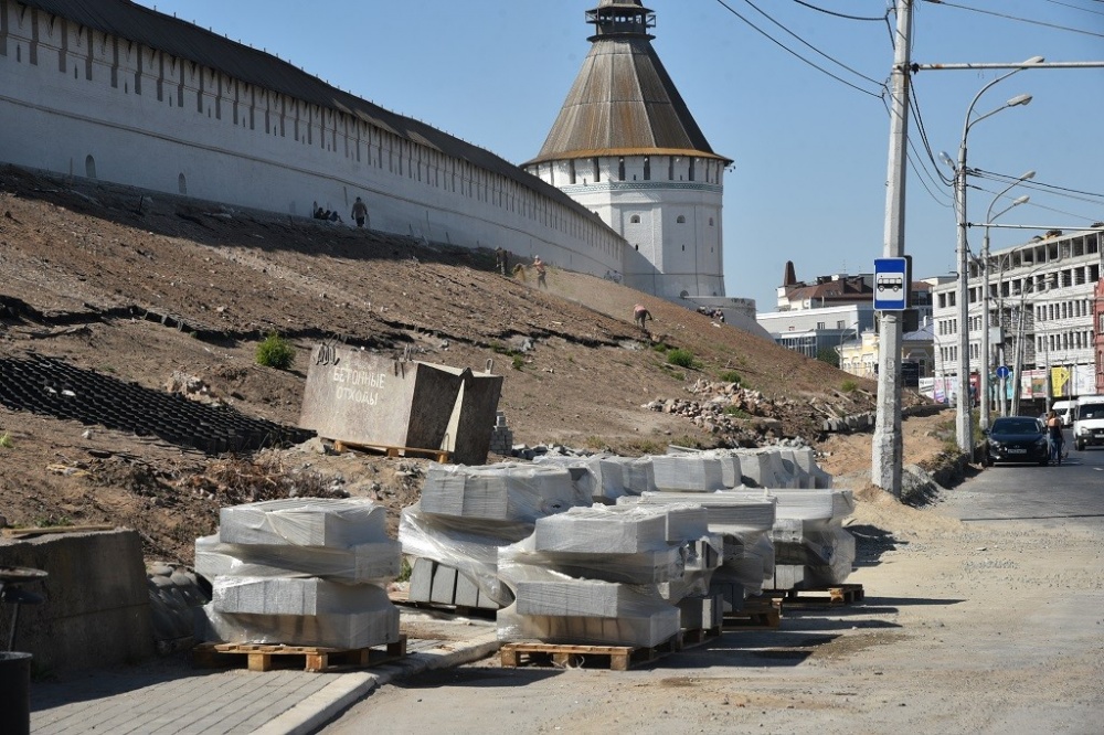 Откосы Астраханского кремля становятся аккуратнее