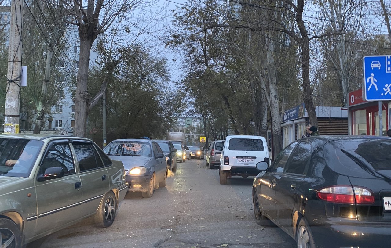 Юго-Восток-3 задыхается от припаркованных авто, жители просят запретить парковку