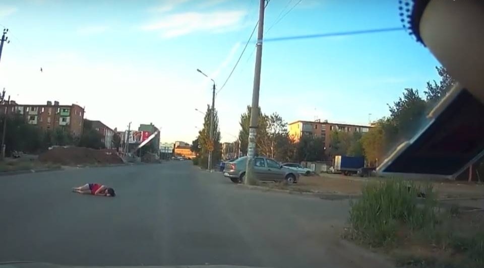Астраханка переходила дорогу, но уснула на полпути