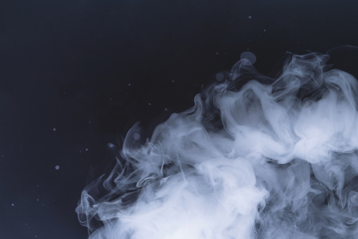 Запах гари навис над Астраханью: откуда его принесло?