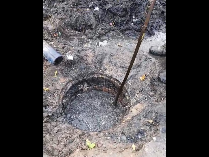 Администрация Астрахани показала содержимое забитой канализации