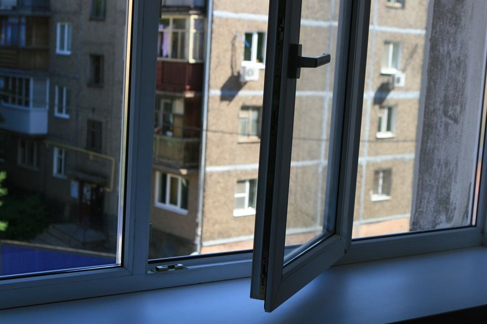 В Астрахани погиб ребенок, выпавший из окна общежития
