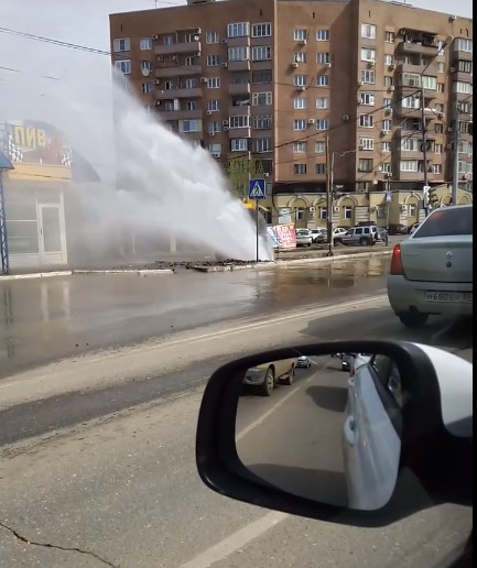 Видео дня: мощный гейзер забил на Набережной в Астрахани 