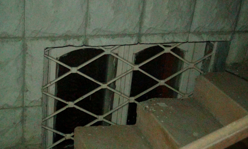 Астраханец организовал притон в Романтическом переулке, поселив проституток в подвале