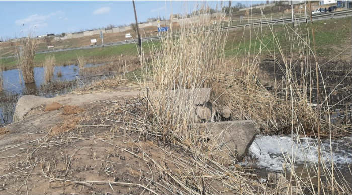 В Астраханской области коммунальщики слили канализацию прямо в реку