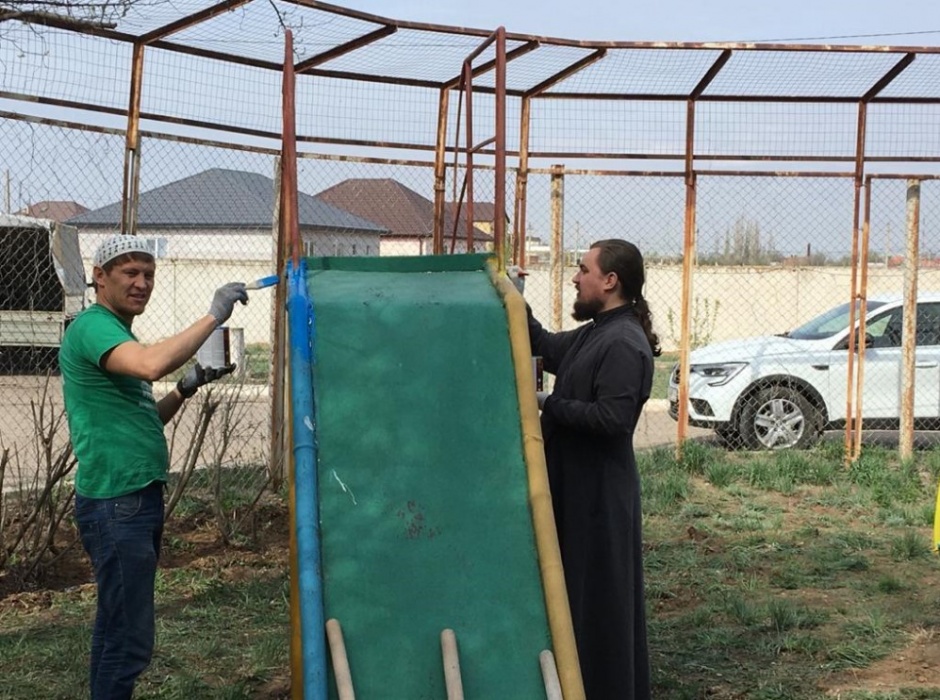 Имамы астраханских мечетей и православные священнослужители вышли на общий субботник