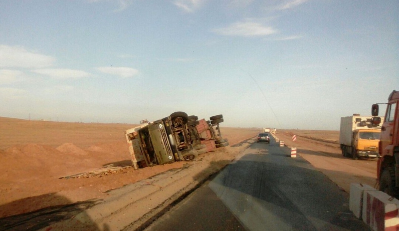 В Астраханской области опрокинулся грузовик с лесом