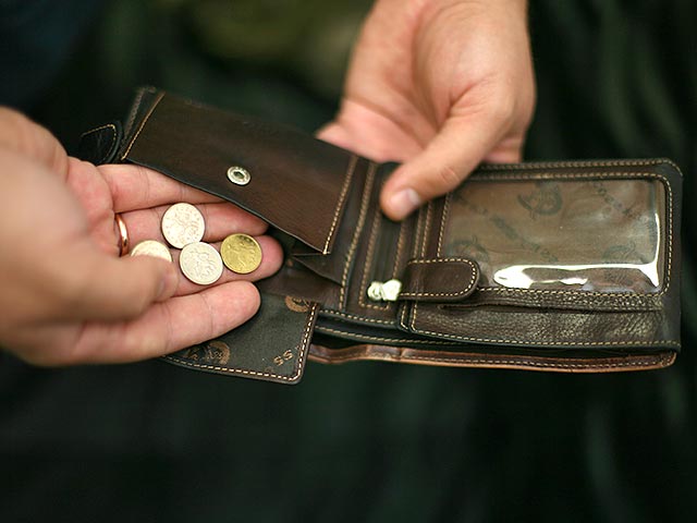 Астраханка выбила зарплату за год через суд