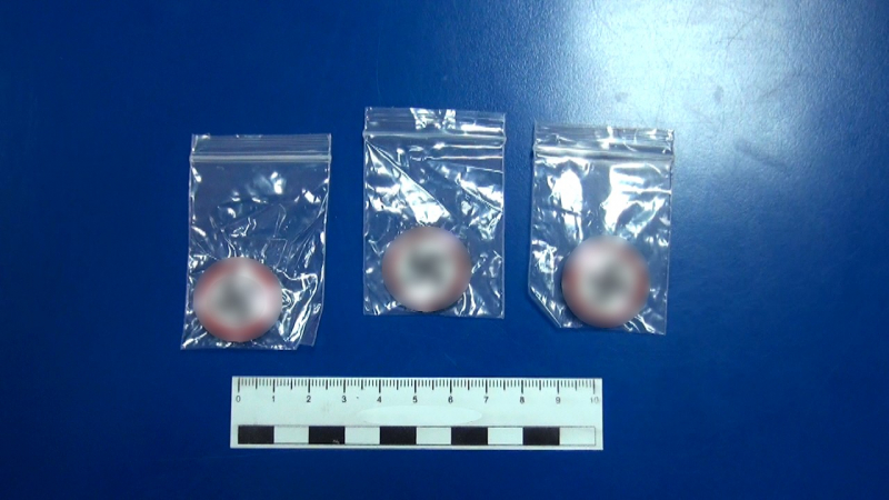 В Астрахани охранник детсада продавал значки со свастикой