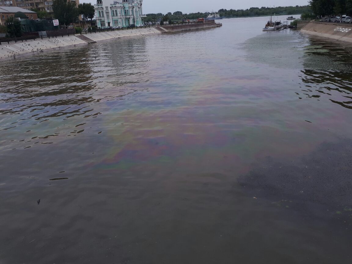 Астраханцы жалуются на масляное пятно на воде у ЗАГСа