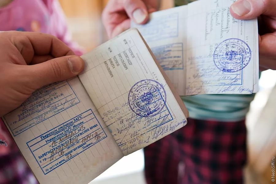 Иностранка "нарисовала" печати в паспорте о якобы посещенных городах